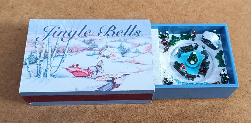 Caja cerillas musical con movimiento "Jingle bells". Ref MR9951. 14x5,5x3 abierta 