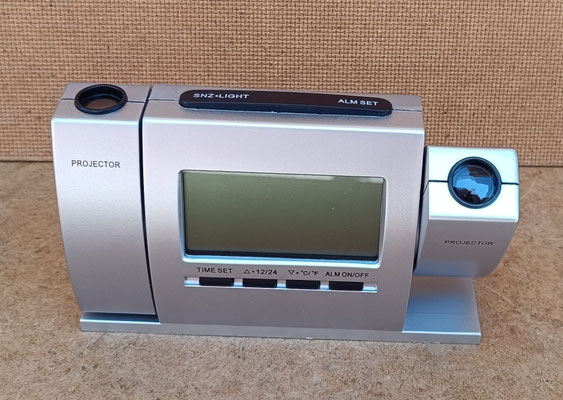 Reloj despertador  proyector con calendario y termómetro. Ref 109005. 15x3,5x9