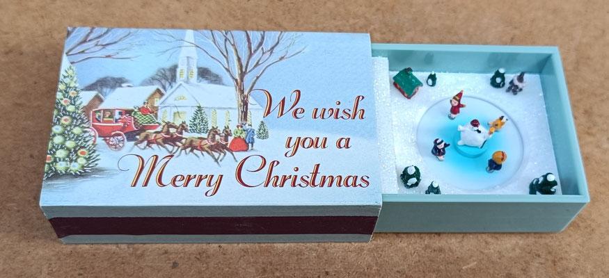 Caja cerillas musical con movimiento "We wish you a merry Christmas". Ref MR9951. 14x5,5x3 abierta 