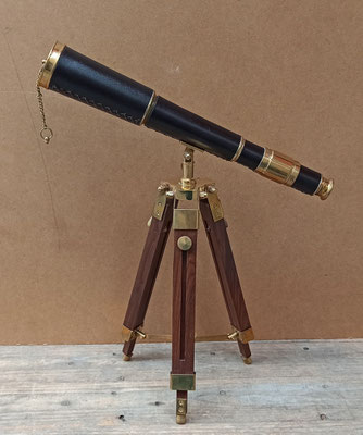 Disponible en septiembre 2025. Telescopio piel con trípode. Ref Hormg 110027. Altura 46 abierto, 33 cerrado. Catalejo 35 largo   