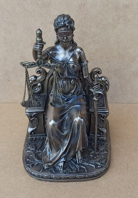 Justicia sentada resina. Ref 1320. 18x11x10