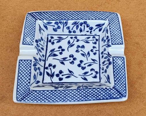 Cenicero de porcelana. Ref RV474. 15x15x3,5
