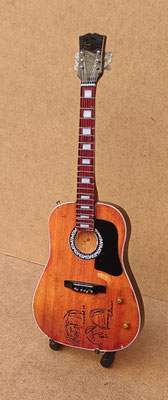 Guitarra The Beatles miniatura. Ref 25032543. 24x9