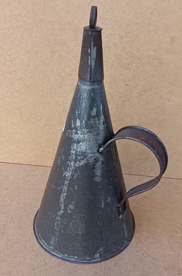 Aceitera metal vintage. 31x17x14,5