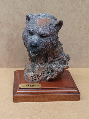 Märka Gallery. Cabeza oso resina con base de madera. Pintado a mano.