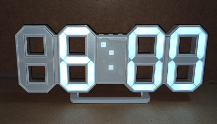 Reloj despertador led. Brillo ajustable. Carga por cable USB y pila de reserva. Ref MC001. 24x10x2