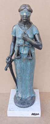 Figura de la justicia piedra tratada con base de piedra. Ref 386. 47x15x15