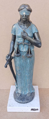 Figura de la justicia piedra tratada con base de piedra. Ref 386. 47x15x15