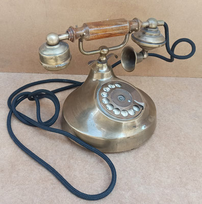 Teléfono antiguo dorado metal. Sólo decorativo
