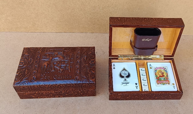 Caja con juegos variados (cartas póker/española, dados y dominó) en caja cuero repujado. Ref 1058. 11x17x6