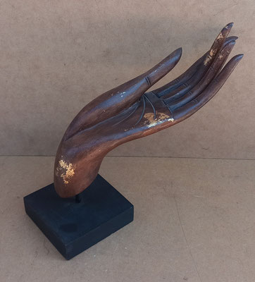 Figura mano madera. Ref 28858. 26x35x12