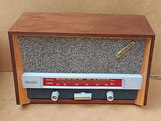 Radio antigua Optimus Sollube. 22x33x15