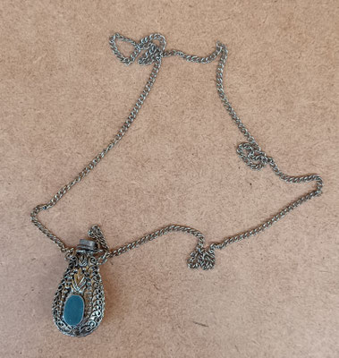 Botellita colgar. 5x3+34 cadena