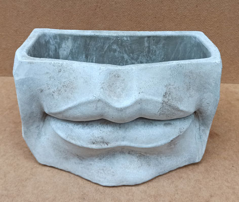 Macetero labios cemento. Ref 28362. 27x17x17