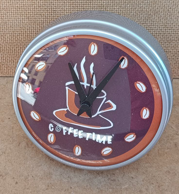 Reloj despertador café con imán. Ref 31906 11,5x11,5x4