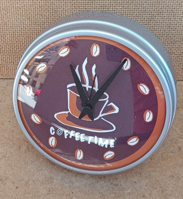 Reloj despertador café con imán. Ref 31906 11,5x11,5x4
