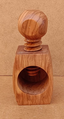 Cascanueces de madera de olivo. Ref 130. 5x5x11