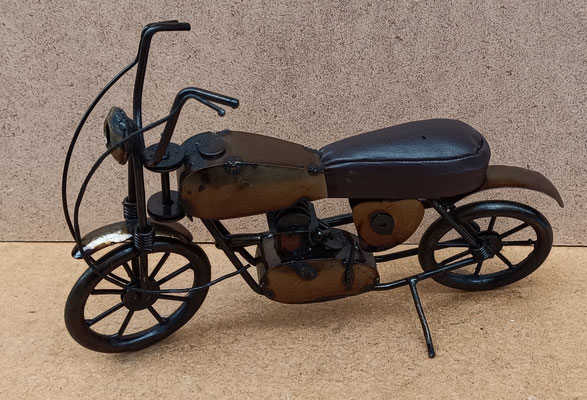 Moto metal y cuero. 28x7x20