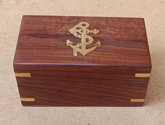 Caja madera de palisandro con adorno de latón. Ref C008. 6x11,5x6