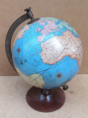 Globo terráqueo base madera. Ref GP20. 31x25