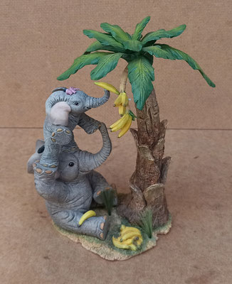 Tuskers. The adventures of Henry & Henrietta - Ele takeaway. Ref 91229. Resina. 20x16x9