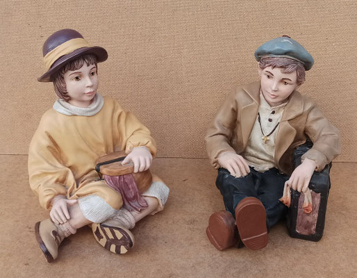 Pareja niños resina. Ref PR6643 y PR6642. 21x15x15 aprox