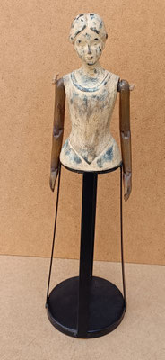 Disponible en enero 2026. Maniquí resina y metal. Ref 12303. 38x11