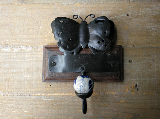 Perchero mariposa madera, metal y porcelana. 18x15
