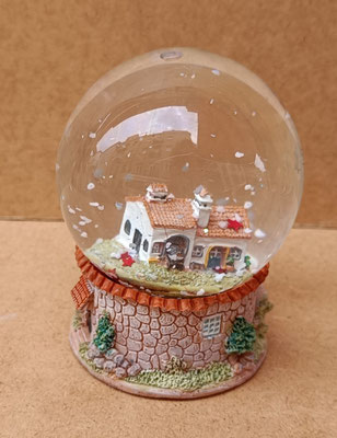 Bola nieve casita resina. Ref 3707. 10x8