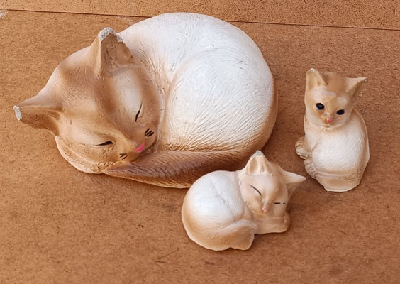 Familia gatos cerámica. 14x11x9. 7x5x3. 6x4x4