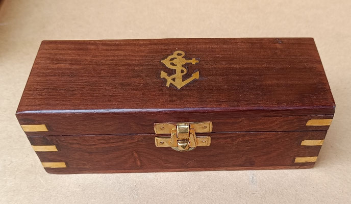 Caja madera de palisandro con adorno de latón. Ref C015. 6,5x20,5x8