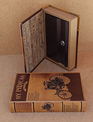 Libro caja fuerte con llave coche antiguo. Ref 18538. 24x16x5