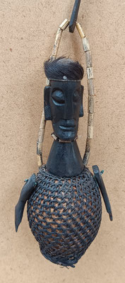 Figura africana para colgar. 18x10x6