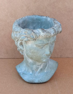 Macetero cabeza adonis en cemento. Ref 28310. 15x12x7.