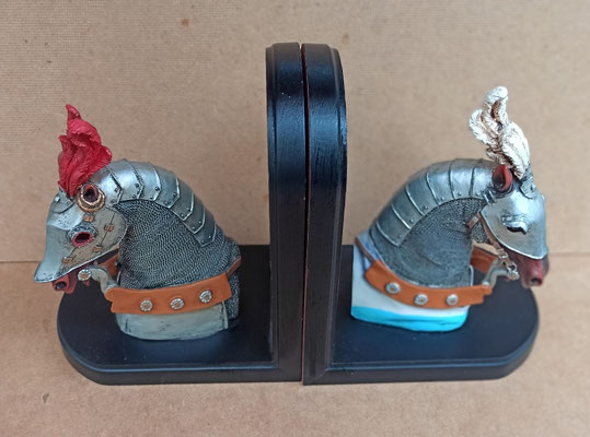 Sujetalibros resina. Ref 3607. 20x11x16. Penacho blanco pareja disponible