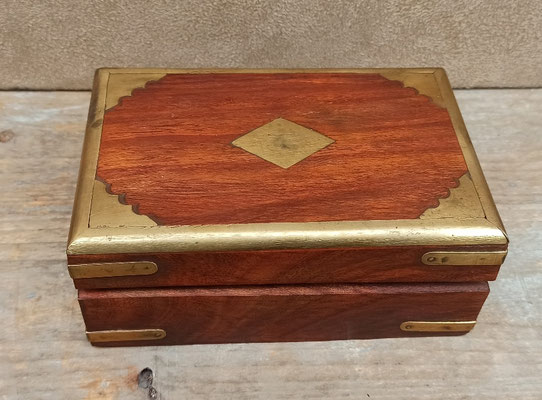 Caja madera de palisandro adornos latón. 14x9x6