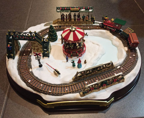 Mr Christmas "Going home for the holidays".  Tren musical con luz y movimiento. Toca 50 canciones clásicas y villancicos. 