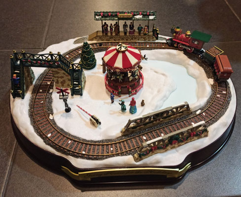 Mr Christmas "Going home for the holidays".  Tren musical con luz y movimiento. Toca 50 canciones clásicas y villancicos. 