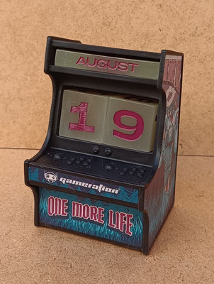Calendario perpetuo arcade. Brilla en la oscuridad. Ref CD3D07. 10,5x7x7