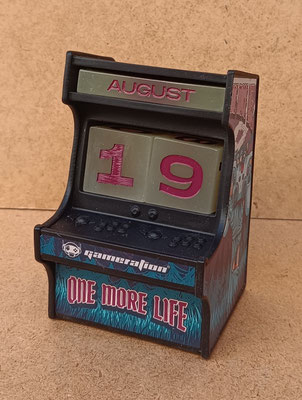 Calendario perpetuo arcade. Brilla en la oscuridad. Ref CD3D07. 10,5x7x7