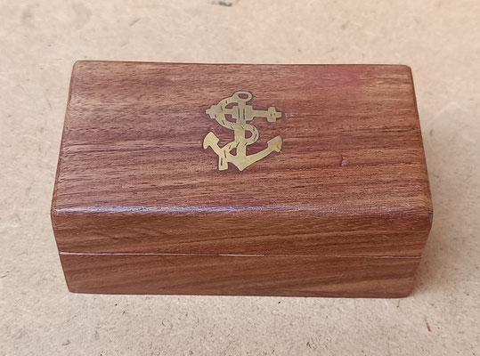 Caja madera de palisandro con adorno de latón. Ref C003. 4x6x10