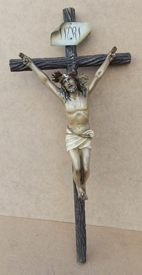 Cruz madera con Cristo de escayola. 60x27x10