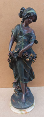 Figura resina con base de mármol. 65x20