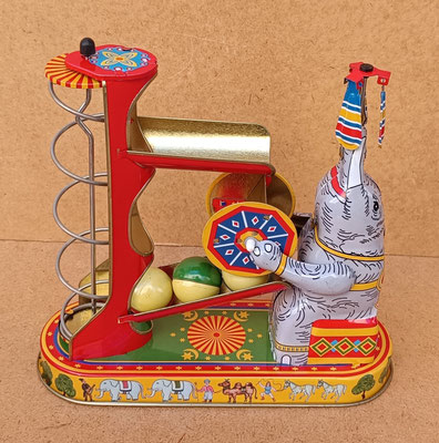 Elefante circo con 3 pelotas. Ref MS456. 18x17x9