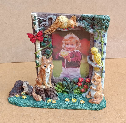 Portafoto resina relieve. Ref 9557A. 17x18x4