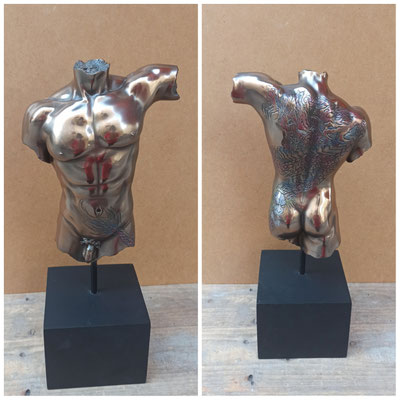 Torso masculino con tatuaje resina. Ref 32596. 33x15x10,5