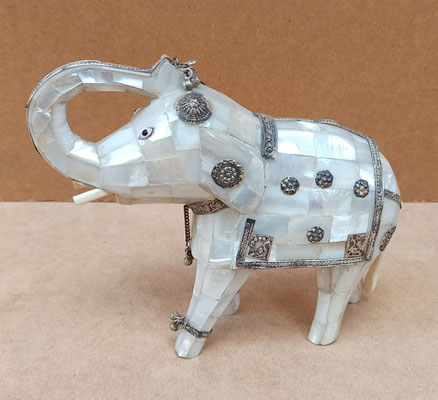 Elefante nácar con detalles de estaño. 18x14x5,5
