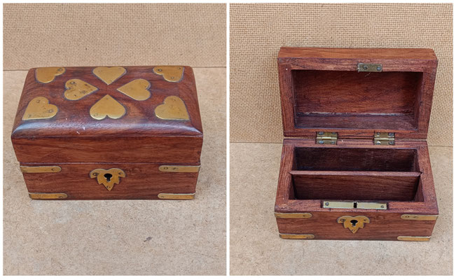 Caja madera adornos latón con llave. Ref 12A. 12,5x7,5x8