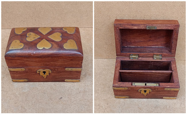 Caja madera de palisandro adornos latón con llave. Ref 12A. 12,5x7,5x8