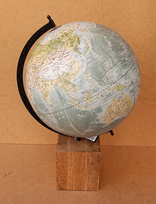 Globo terráqueo base madera. Ref 3284010. 47,5x33